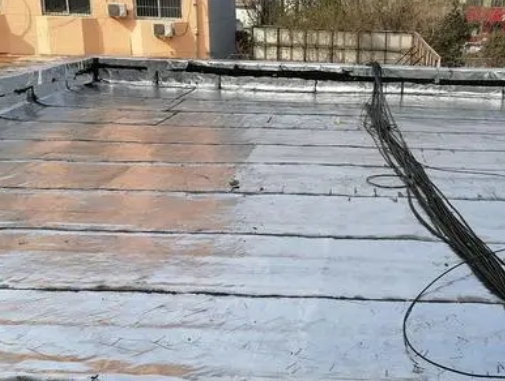 三穗卫生间漏水维修公司分享下三穗屋面楼顶防水刚性防水层施工要点。
